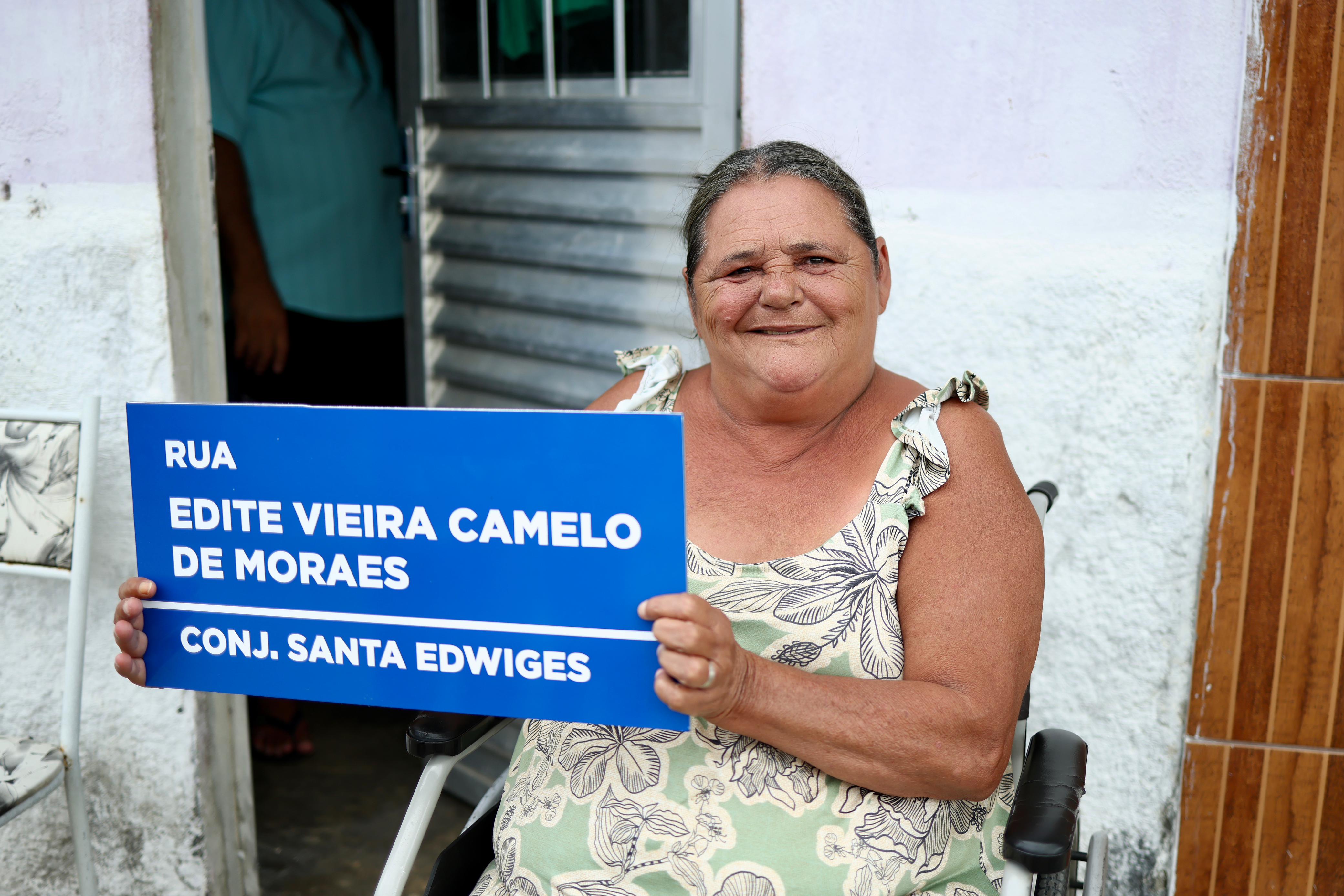 Prefeitura de Atalaia entrega certidões do programa “Um Endereço para Chamar de Seu” no Conjunto Santa Edwiges